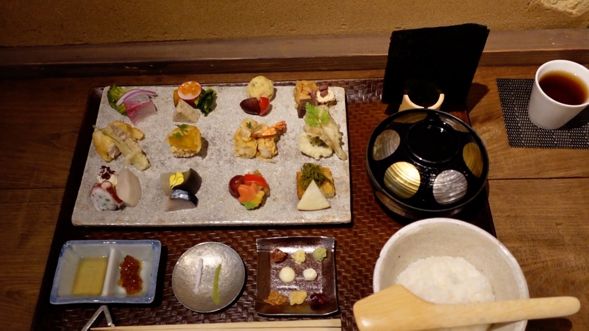 京都で女子ひとりでお寿司を食べるなら京都AWOMB（アウーム）がおすすめ。可愛い手織り寿司に癒されました