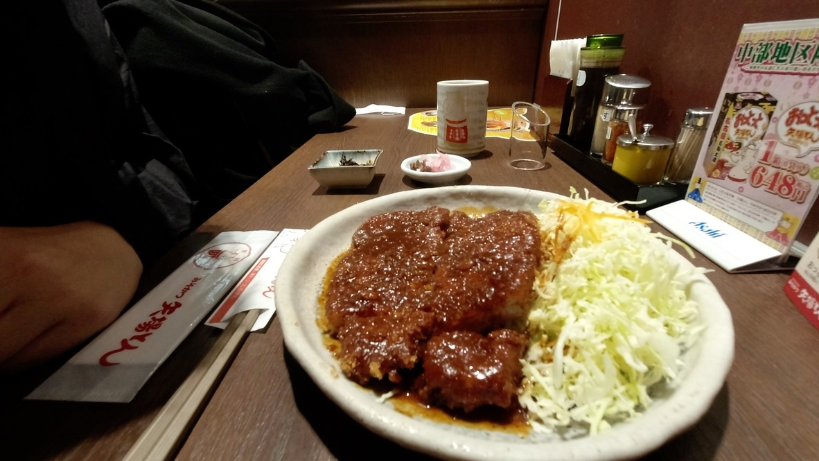 【名古屋女一人旅ブログ】女ひとり。矢場とん本店で味噌カツ食べてみた。わらじとんかつ定食。