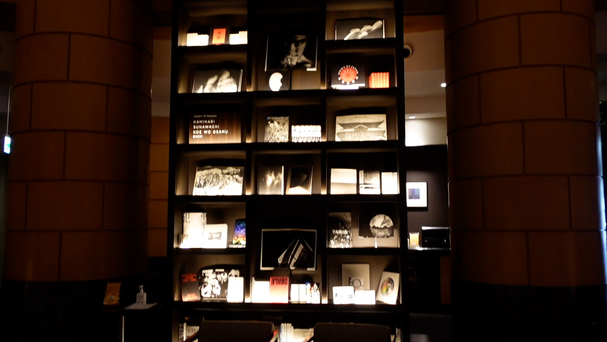 【博多ホテルステイ vol.1】博多で本が読めるホテル「THE BASICS FUKUOKA」はアート、サブカル好きにおすすめ。5,000冊のロビーの蔵書が素敵すぎ。