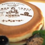 【大阪レトロ喫茶店】丸福珈琲店堺筋淡路町店に行ってみた。丸福ロゴ入りホットケーキがレトロで美味しい。